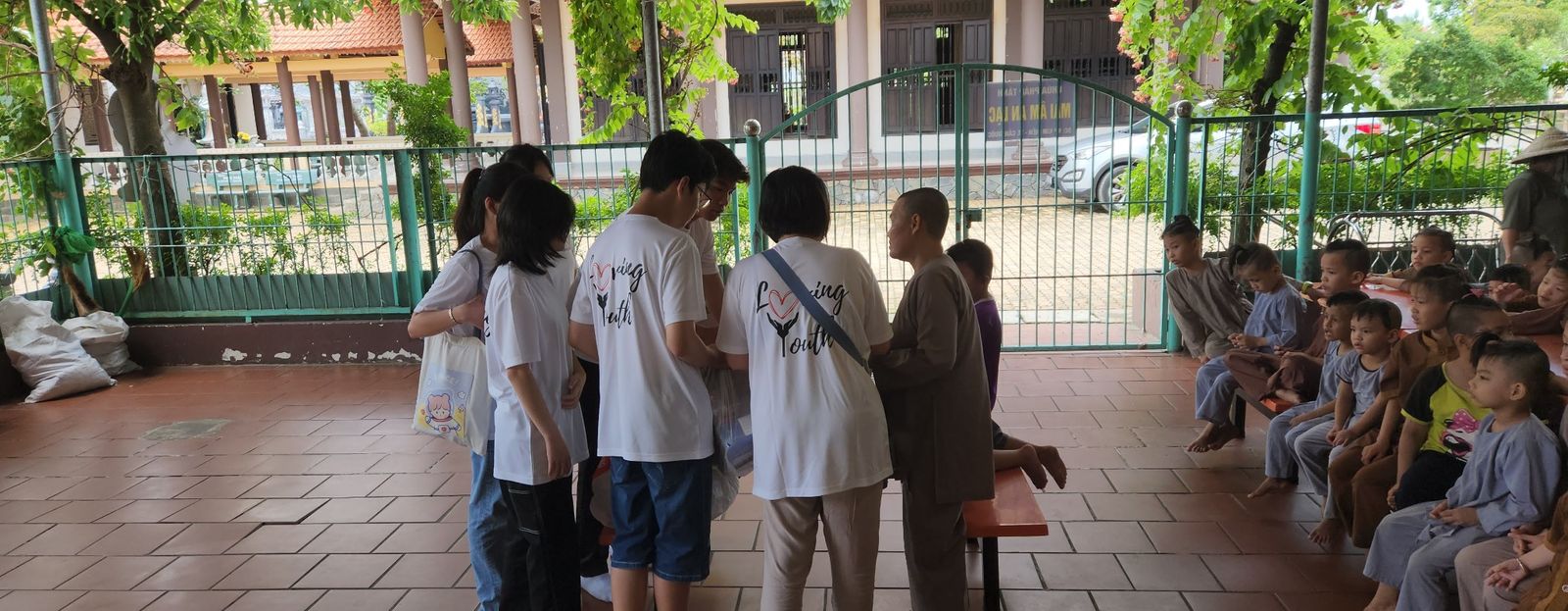 Students visiting Pháp Tánh Temple orphanage